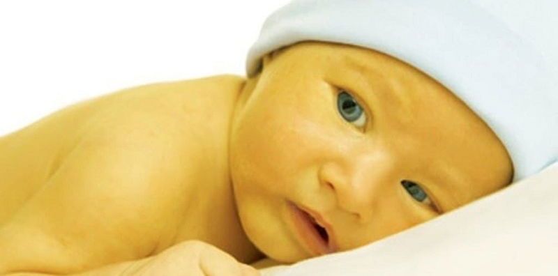 tắm nắng cho trẻ sơ sinh bị vàng da