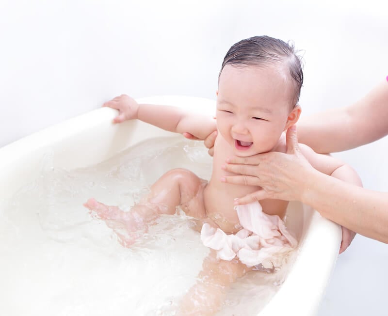 tắm cho trẻ sơ sinh vào mùa hè