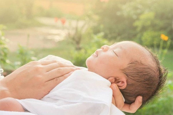 tắm nắng cho trẻ sơ sinh bị vàng da