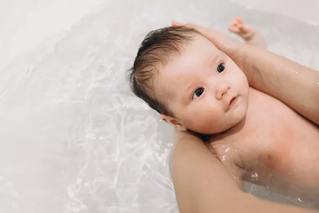 tắm cho trẻ sơ sinh vào mùa hè