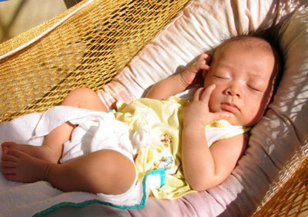 tắm nắng cho trẻ sơ sinh bị vàng da